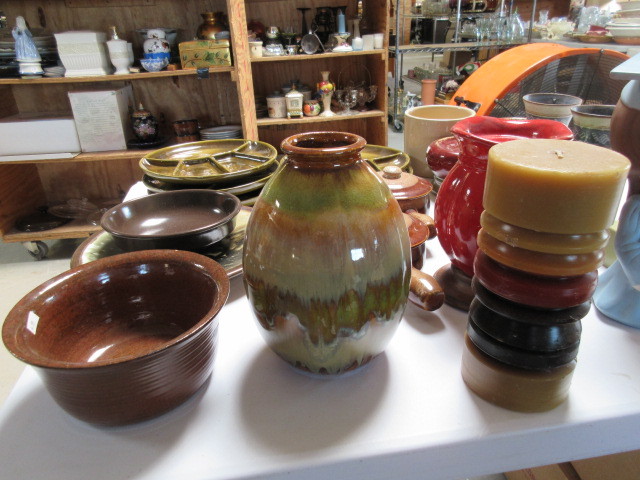 lot 253 image: MISCELLANEOUS POTTERY AND MORE
