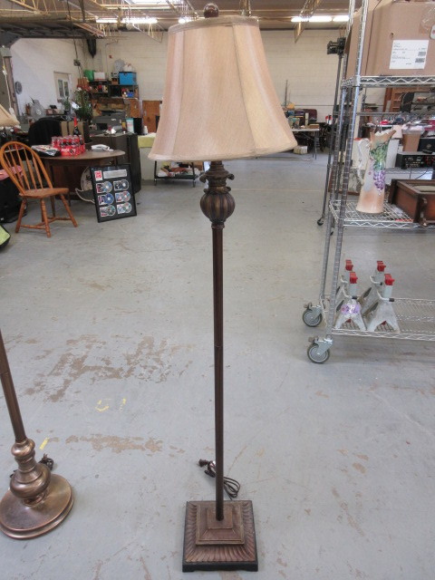 lot 256 image: BRONZE COLOR FLOOR LAMP