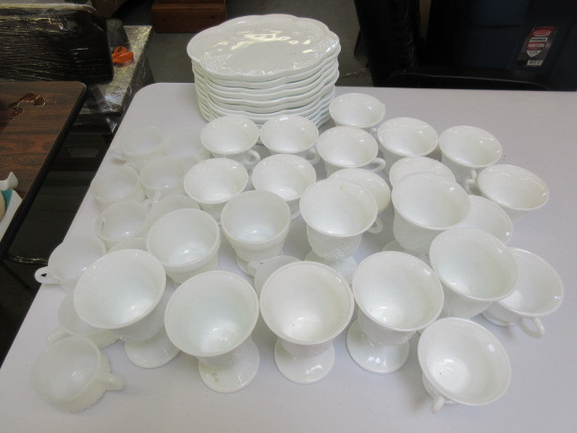 lot 258 image: ASSORTED MILK GLASSWARE