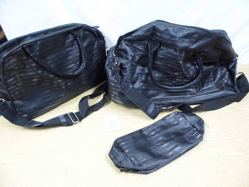 lot 3 image: Duffle Bag - Travel Kits