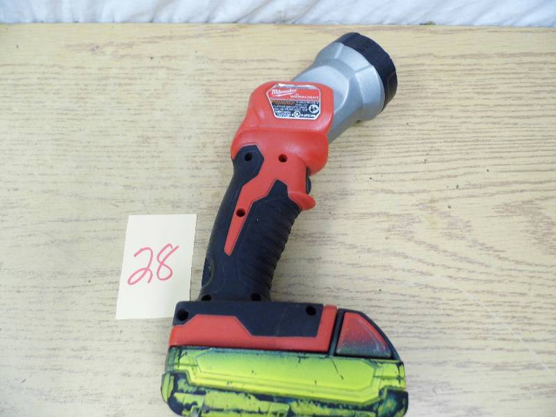 lot 28 image: Milwaukee Worklight w Battery