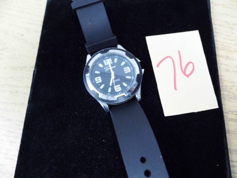 lot 76 image: Watch