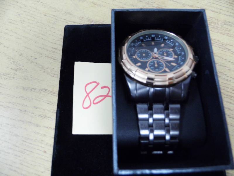 lot 82 image: Watch