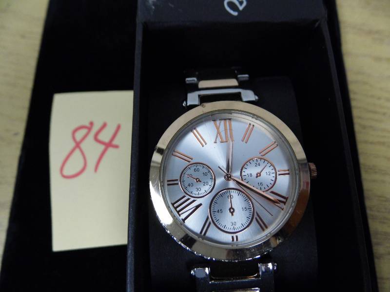 lot 84 image: Watch