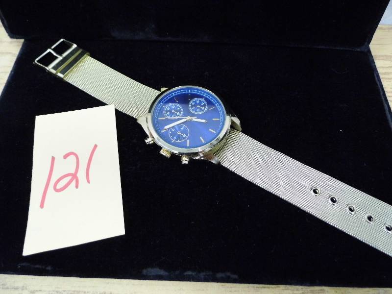 lot 121 image: Gold Colored Watch