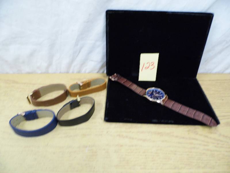 lot 123 image: Watch w Extra Bands