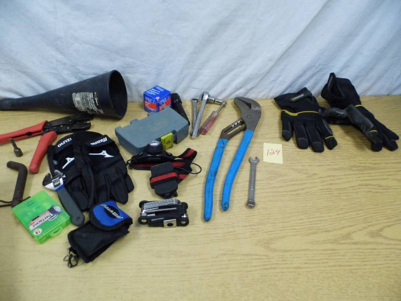 lot 124 image: Tools