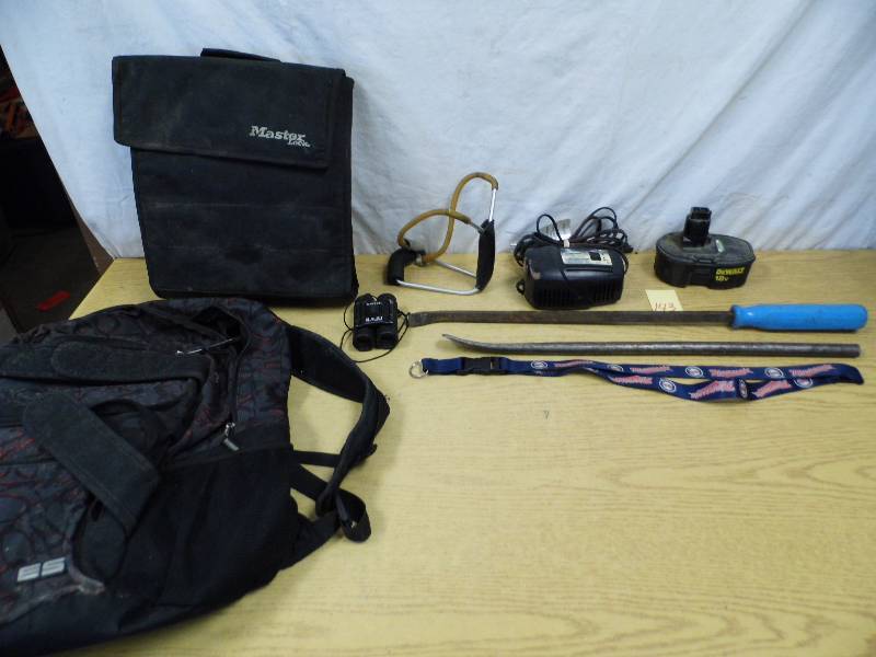 lot 143 image: Backpack - Pry Bars - DeWalt Battery