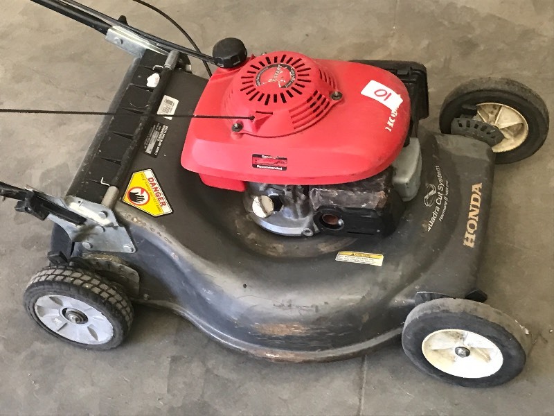 lot 10 image: Honda 21 Lawn Mower