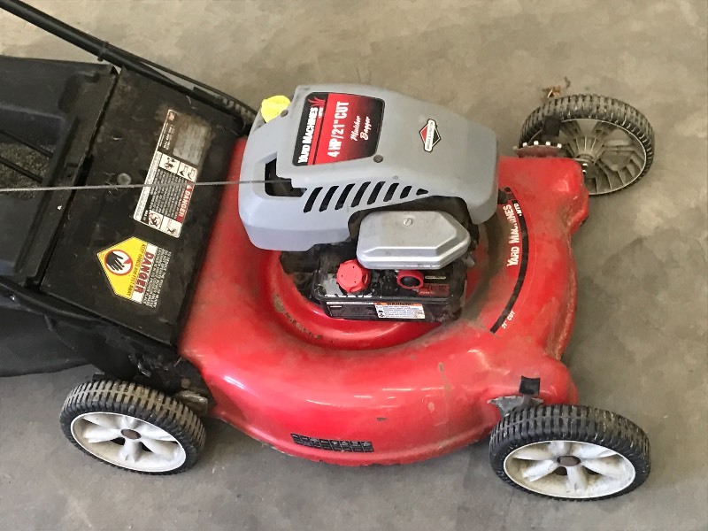lot 14 image: Yard Machines 21 Mower