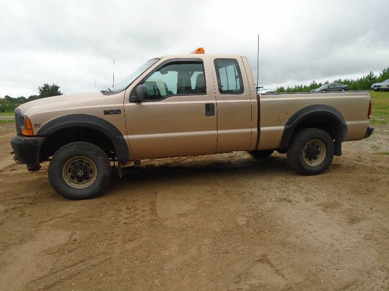 lot 2 image: 2001 Ford F250