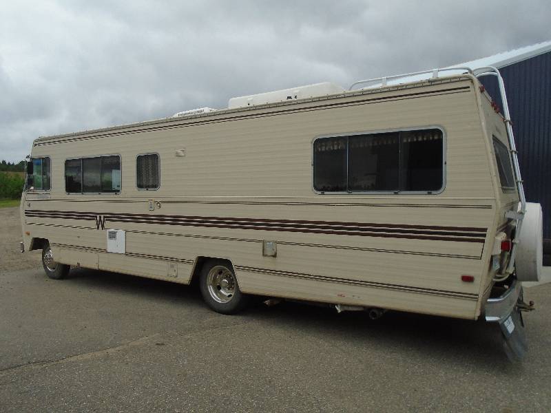 lot 3 image: 1982 Winnebago Chieftain Motorhome  RV