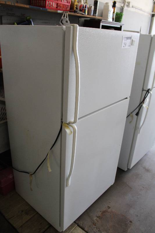 lot 29 image: Whirlpool 20.9cu.ft. Refrigerator Freezer