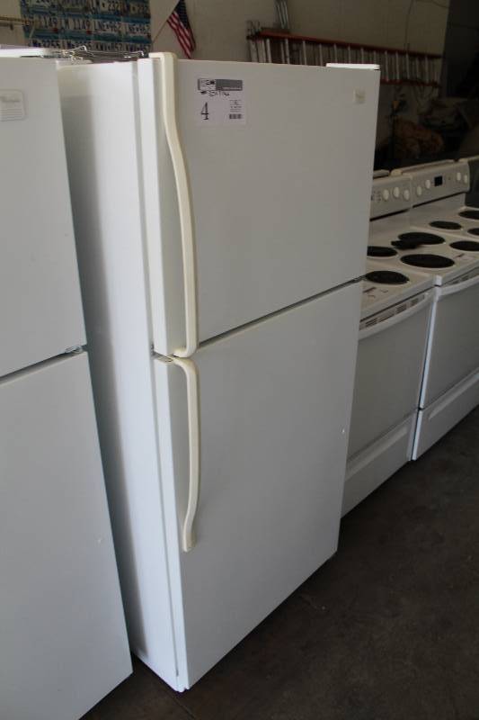 lot 4 image: Whirlpool 18.1cu.ft. Refrigerator Freezer