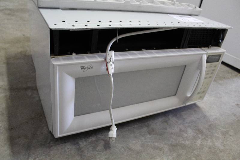 lot 20 image: Whirlpool Microwave