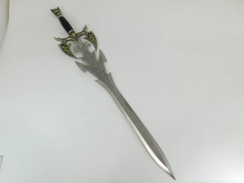 lot 8 image: United Design 2000 Handcrafted In China Sword