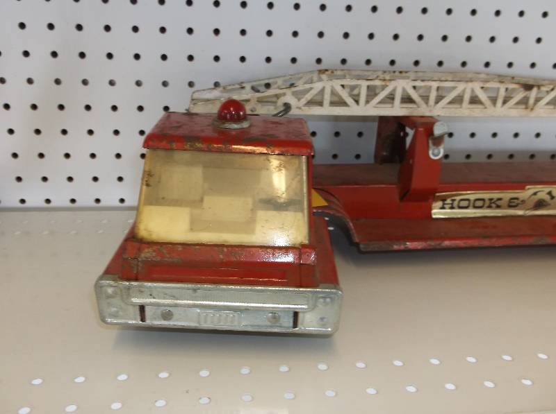 ERTL HOOK AND LADDER TRUCK