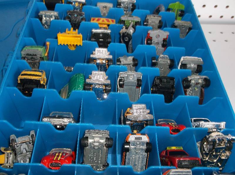 Hot Wheels carrying case with cars