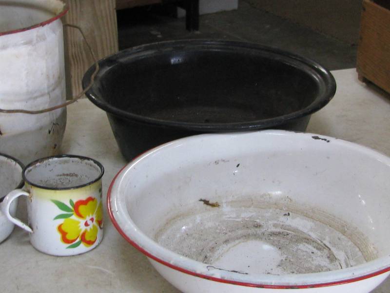 lot 1 image: Enamelware