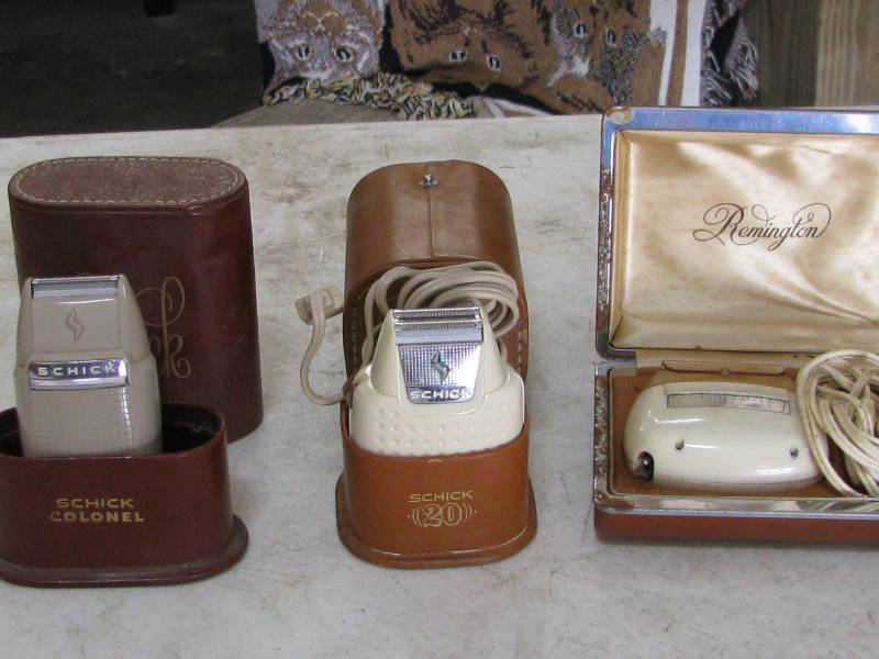 lot 3 image: Electric Razors