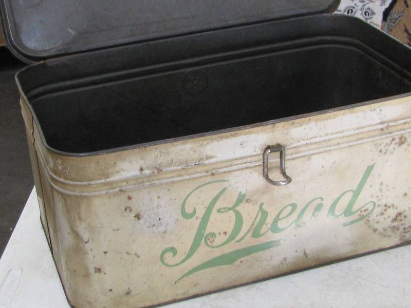 lot 5 image: Bread Box
