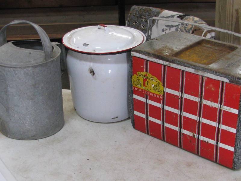 lot 10 image: Metalware