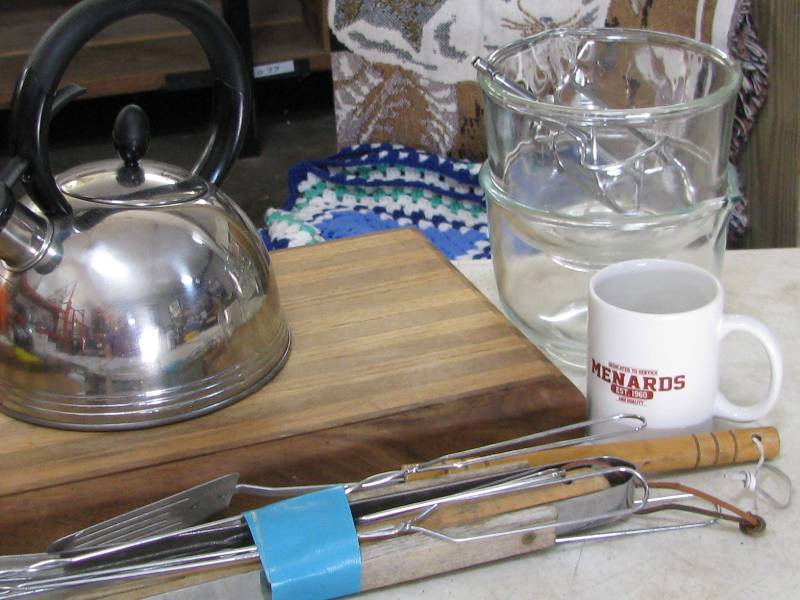 lot 28 image: Misc Kitchen