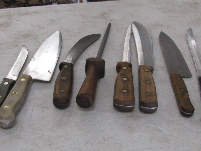 lot 35 image: Knives & Sharpener
