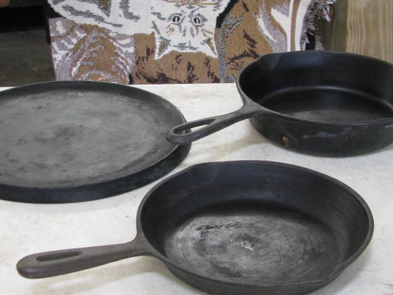 lot 36 image: Cast Iron Skillets & Griddle