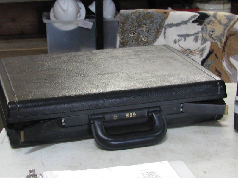 lot 41 image: Samsonite Briefcase