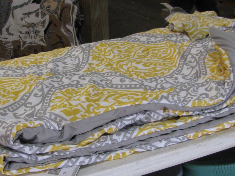 lot 49 image: Comforter with Shams