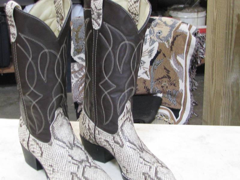 lot 70 image: Cowboy Boots