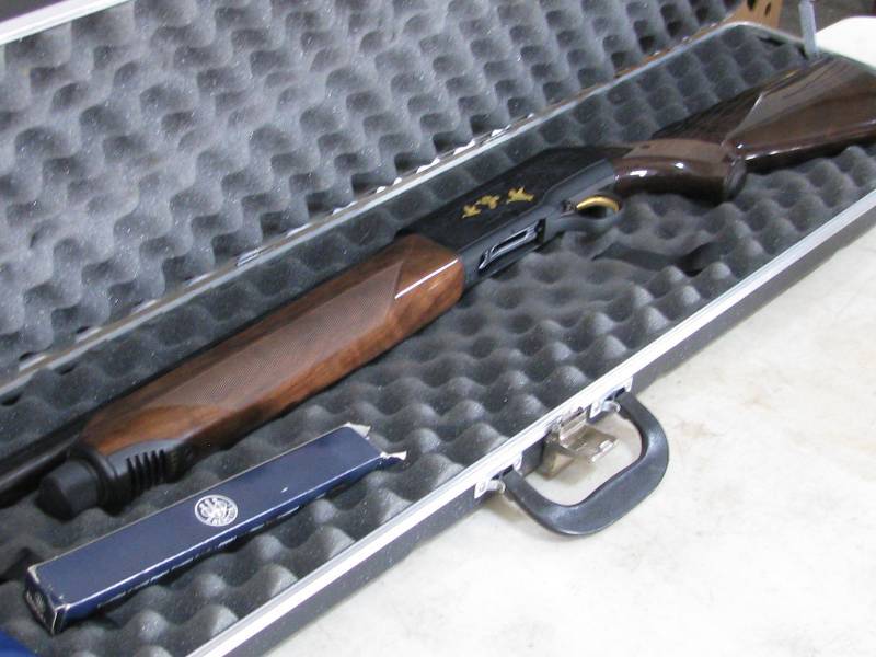 lot 104 image: Beretta 12ga Automatic 2000 Ducks Unlimited Shotgun