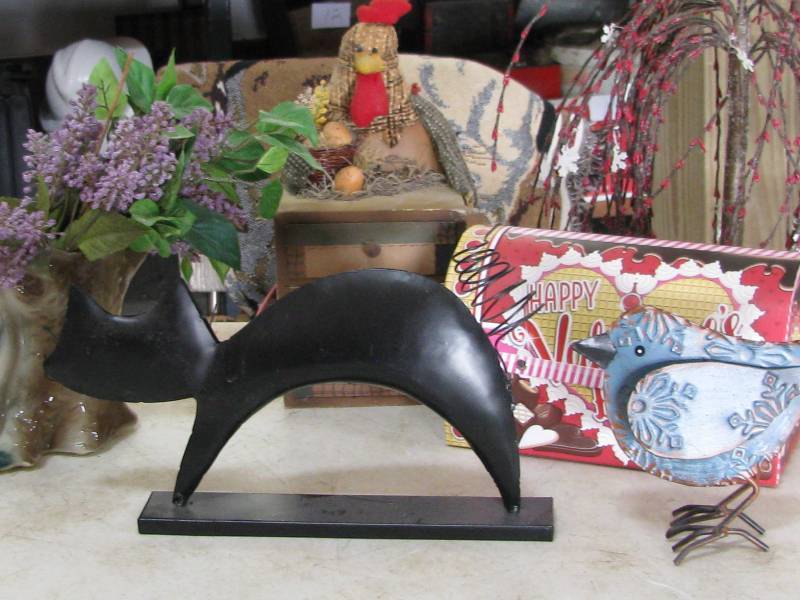 lot 107 image: Pottery & Decor