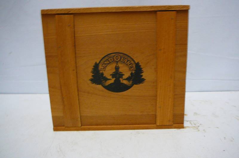 lot 9 image: Antique Wooden Land O Lake Box