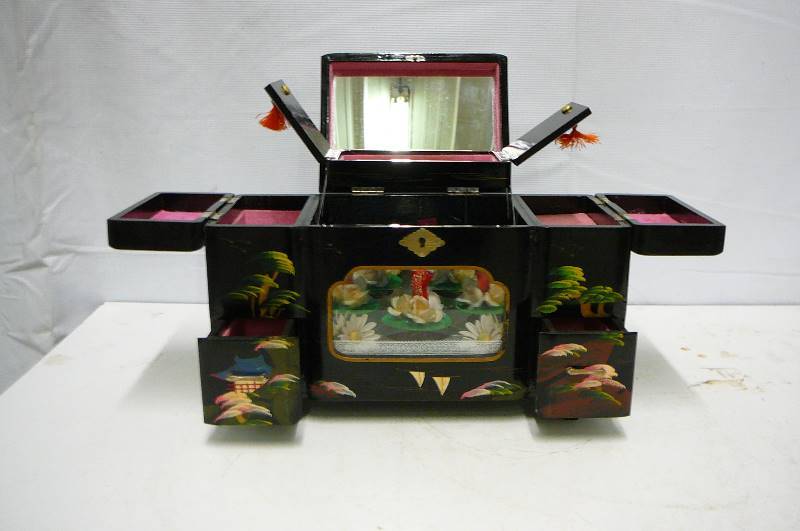 lot 12 image: Black Japanese MusicJewelry Box