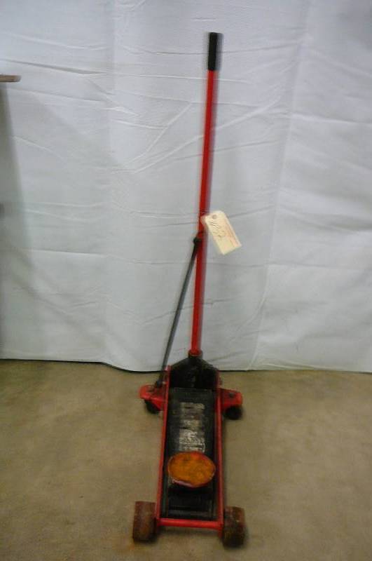 lot 32 image: 3 Ton Floor Jack