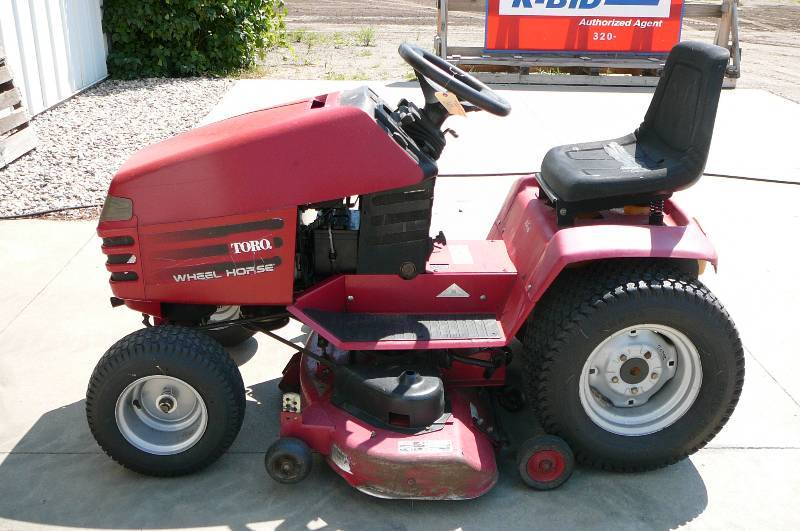 lot 30 image: Toro Lawn Tractor