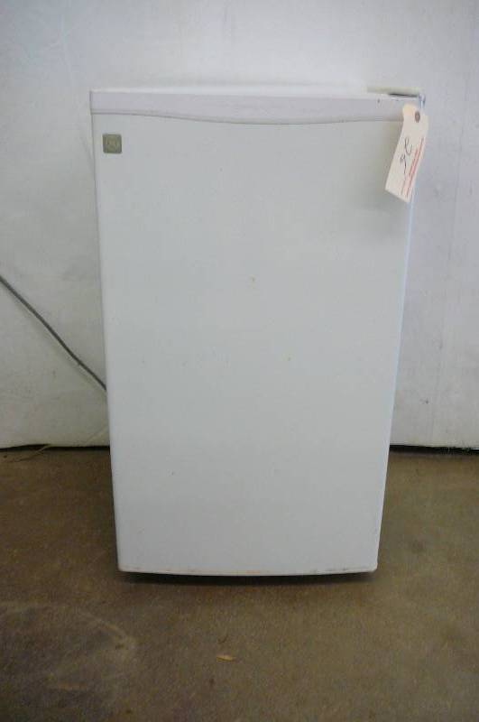lot 25 image: G&E Refrigerator With Freezer