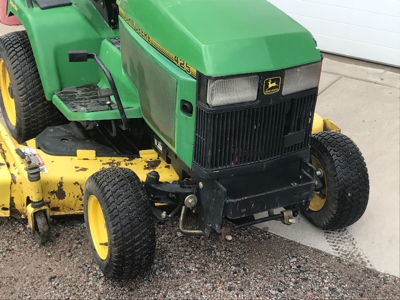 lot 1 image: John Deere 425