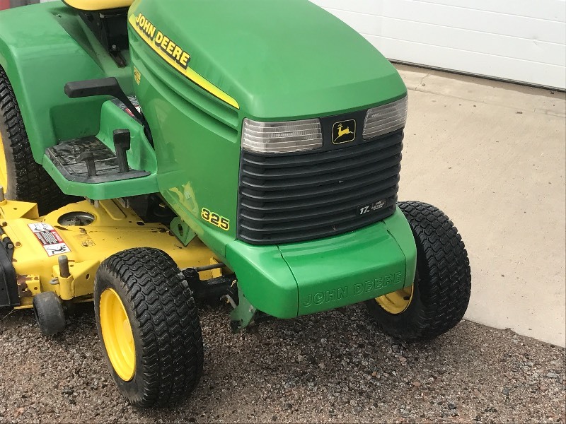 lot 2 image: John Deere 325