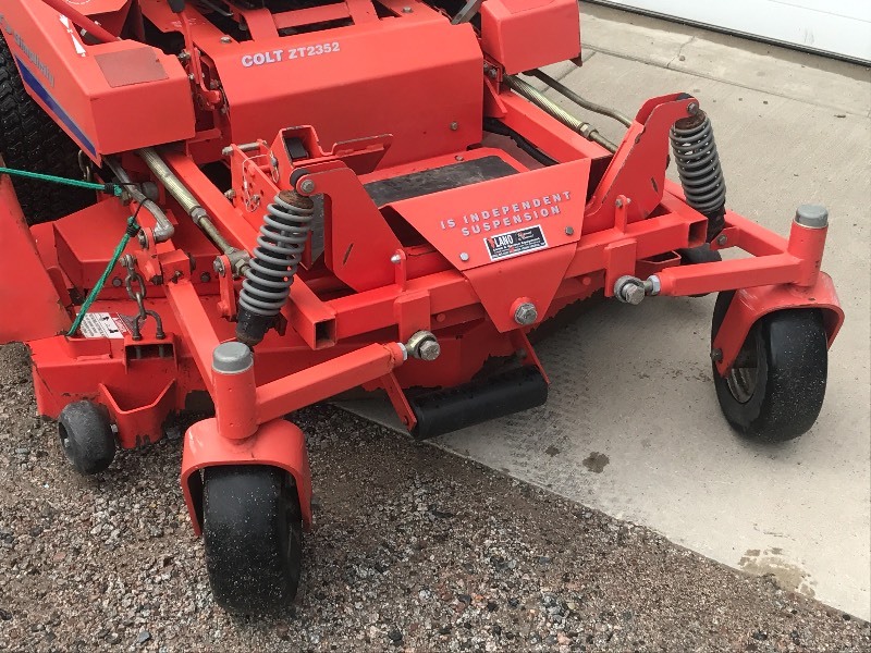 lot 3 image: Simplicity Zero Turn Mower