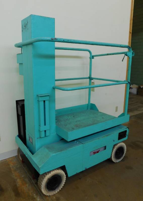 lot 4 image: 2002 Aichi Man Lift SV041