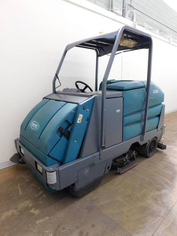 lot 3 image: 2011 Tennant 8300 Ride On Sweeper-Scrubber
