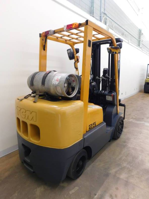 lot 1 image: 2005 TCM FCG25 5000lb Forklift