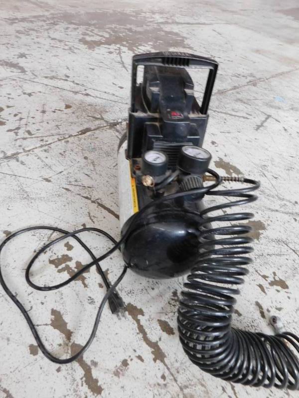 lot 12 image: Portable BCP Air Compressor