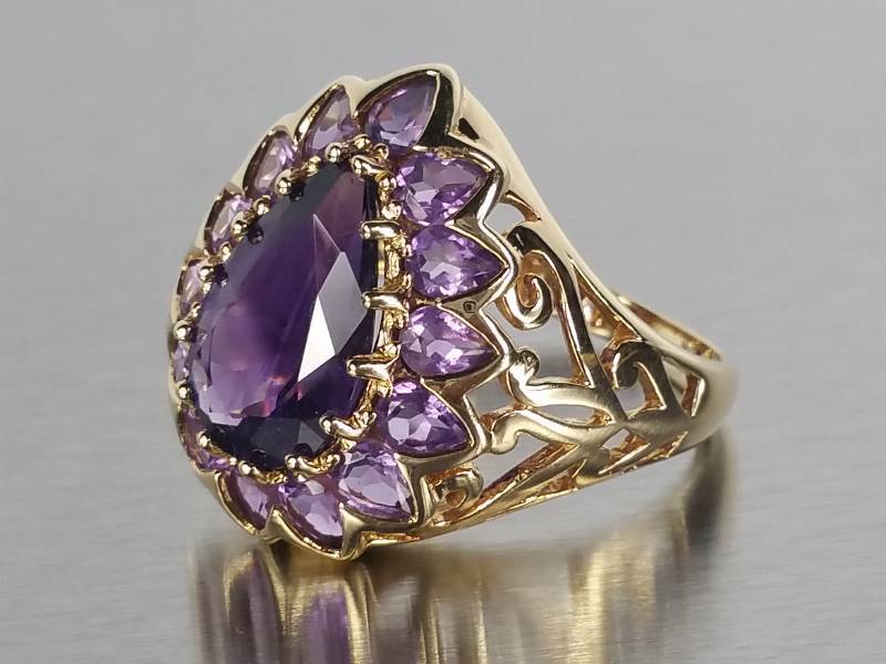 lot 18 image: 5ct Amethyst Ring in Yellow Gold