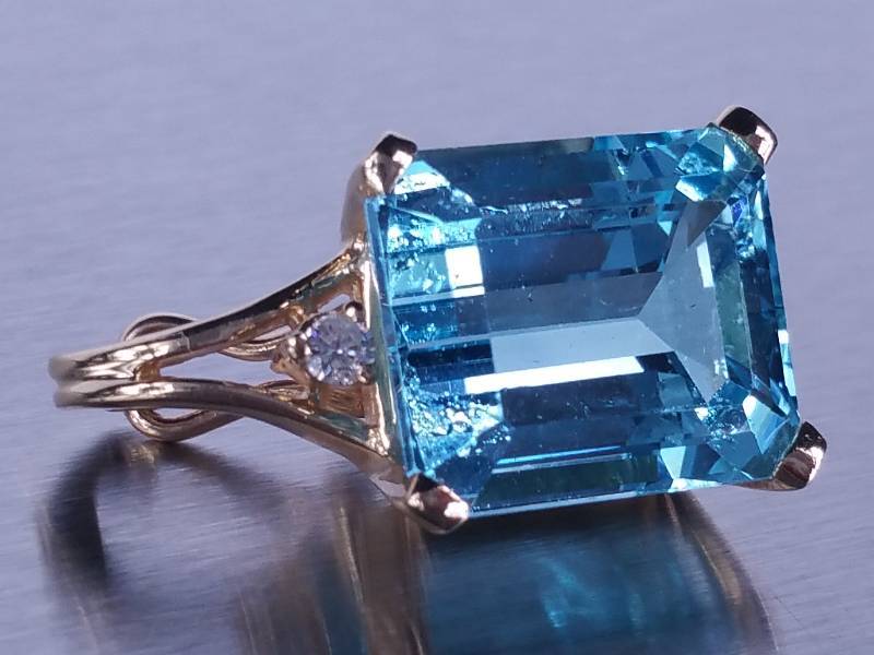 lot 31 image: 4ct Topaz and Diamond Pendant 14k