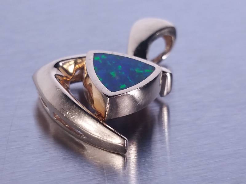 lot 32 image: Opal Pendant 14k