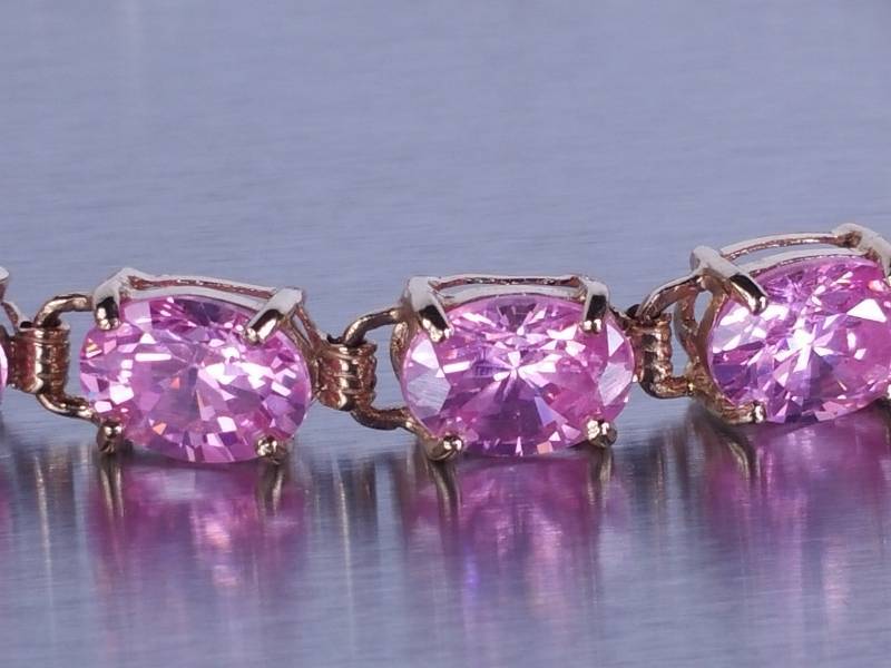 lot 33 image: 15ct Pink Sapphire Tennis Bracelet in Yellow Gold